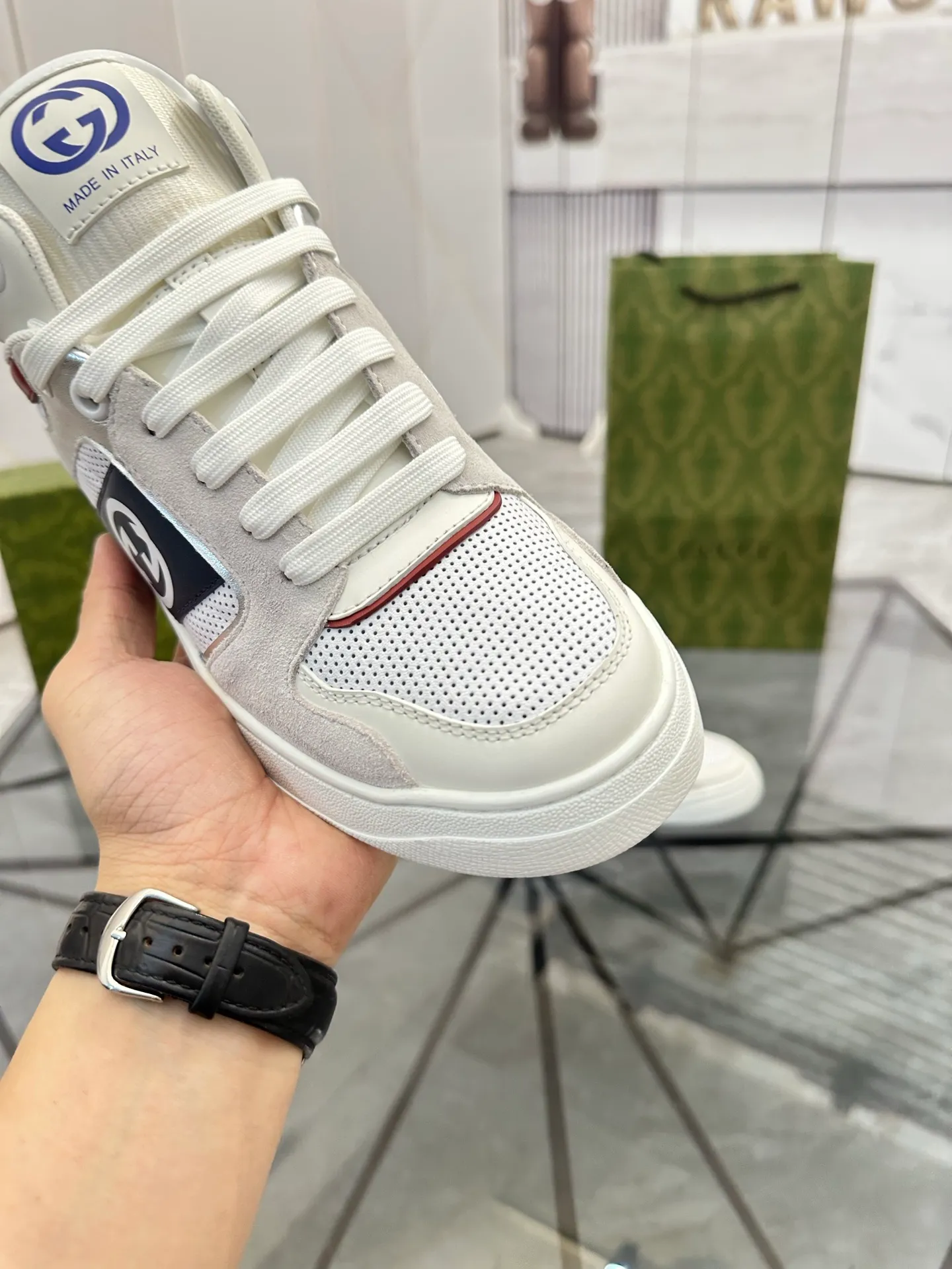 Selling men's shoes 💰: 💰P560¥ Top quality Product trademark: Gucci* "Gucci*" low-top casual shoes Regular size: 38-44 (can be customized to 45.46.) Product material: imported first-layer cowhide leather upper, breathable lining, original outsole. No.: 004
